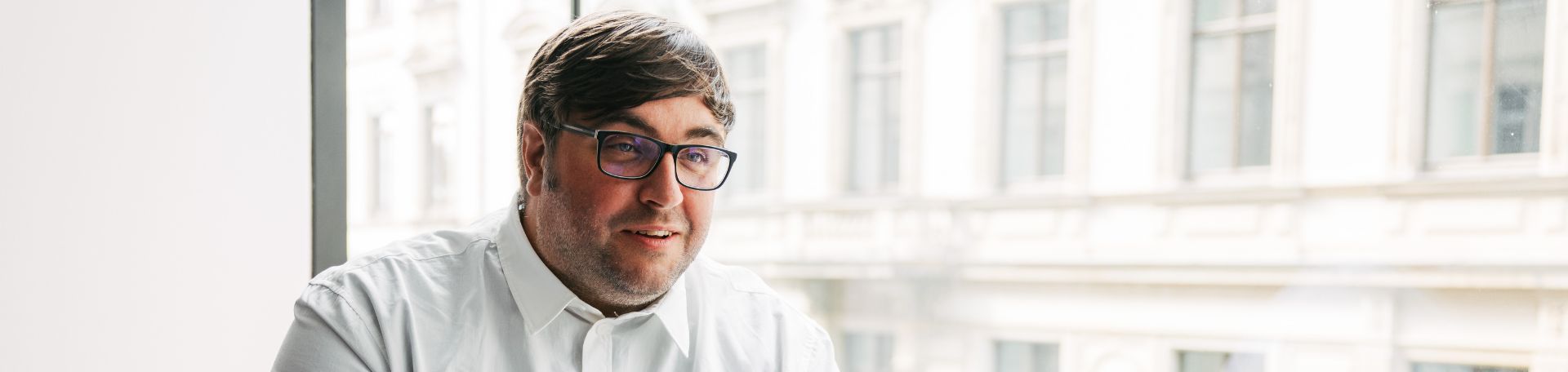 VEDA Kollege der sich austauscht.