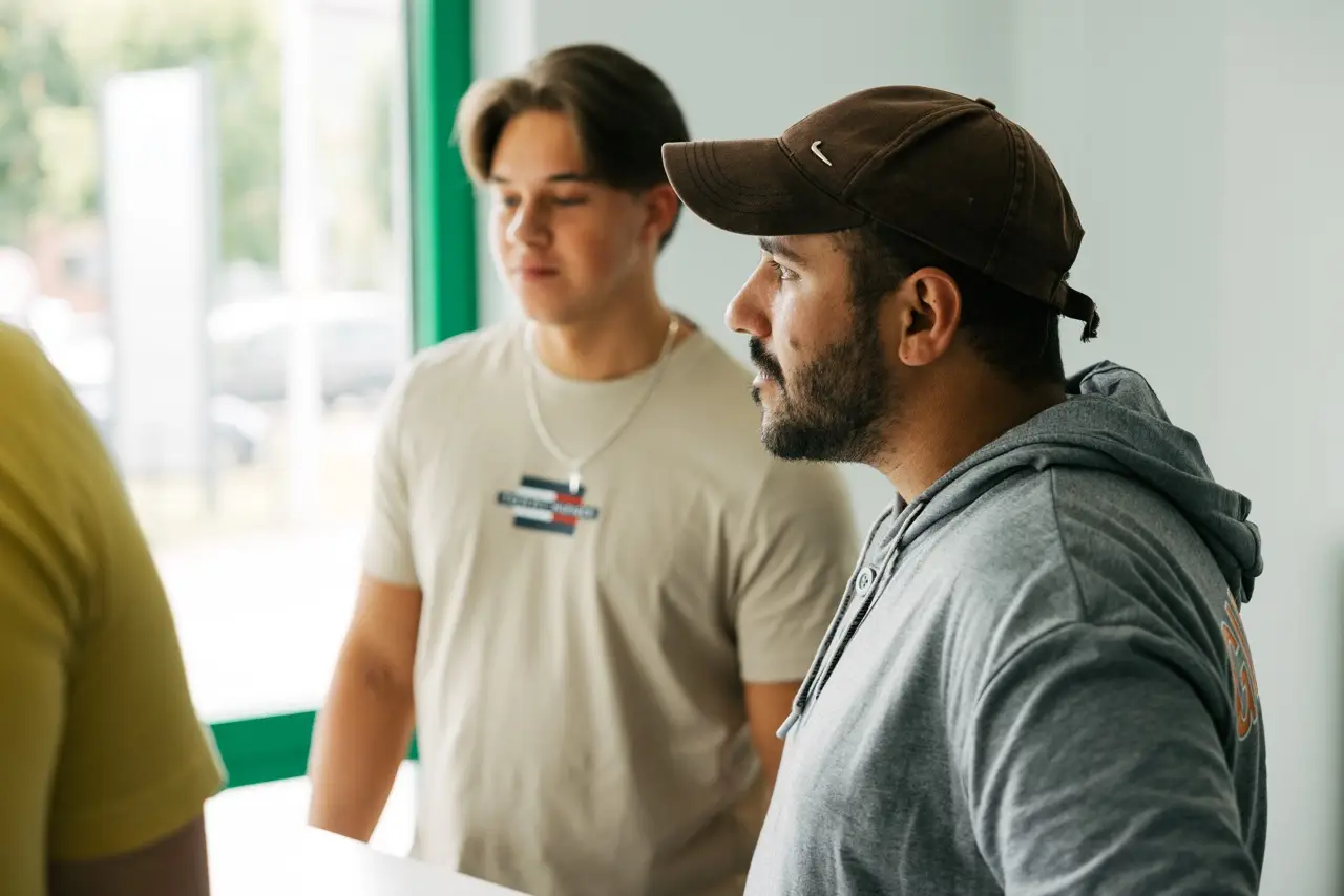VEDA-Azubis sprechen miteinander in einem Meeting.