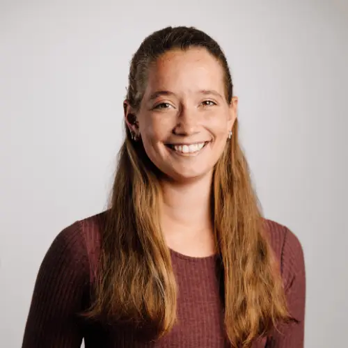 Porträtfoto von Julia Plötz, Specialist Human Resources.