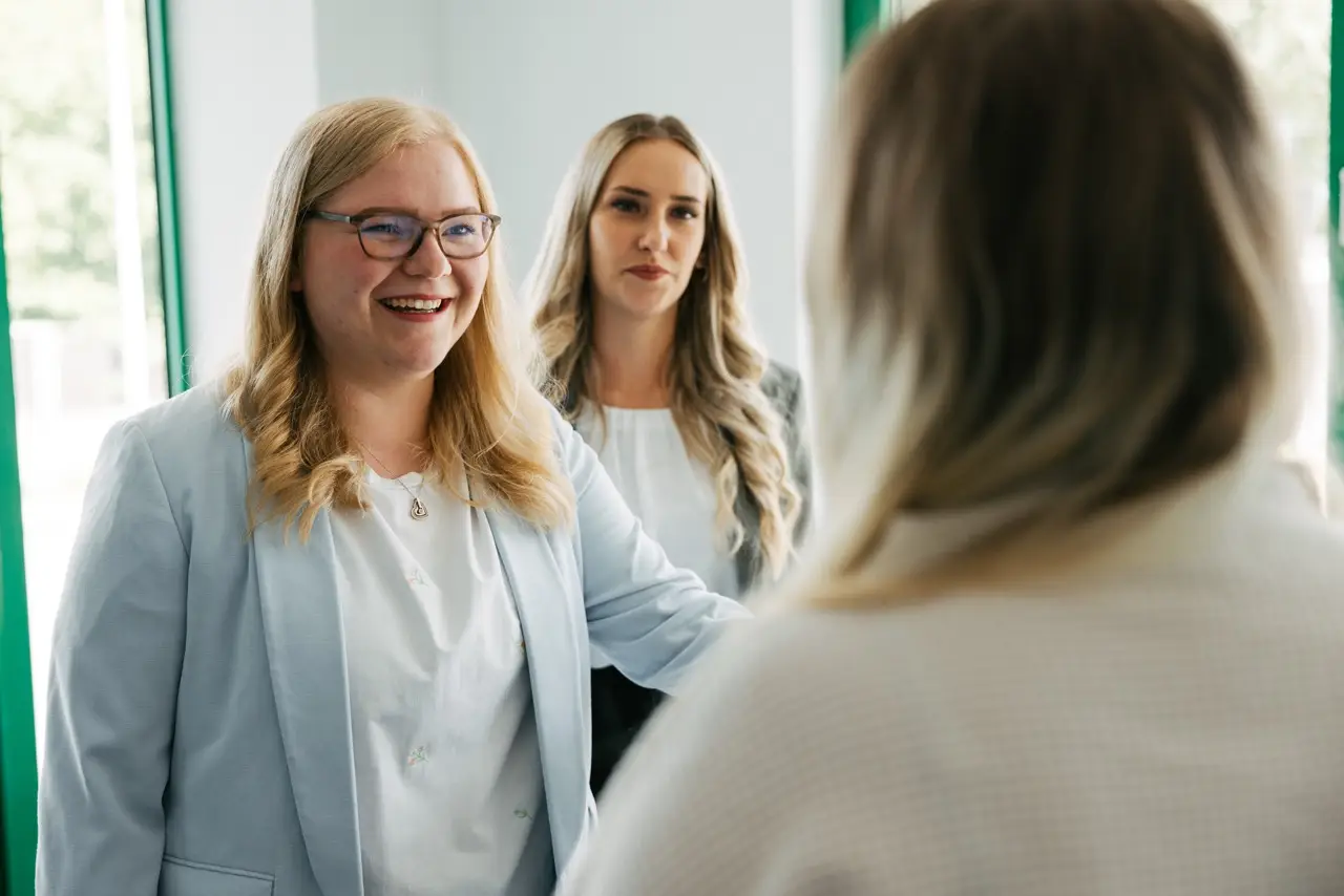 Kolleg:innen aus dem Project Management im gemeinsamen Austausch.