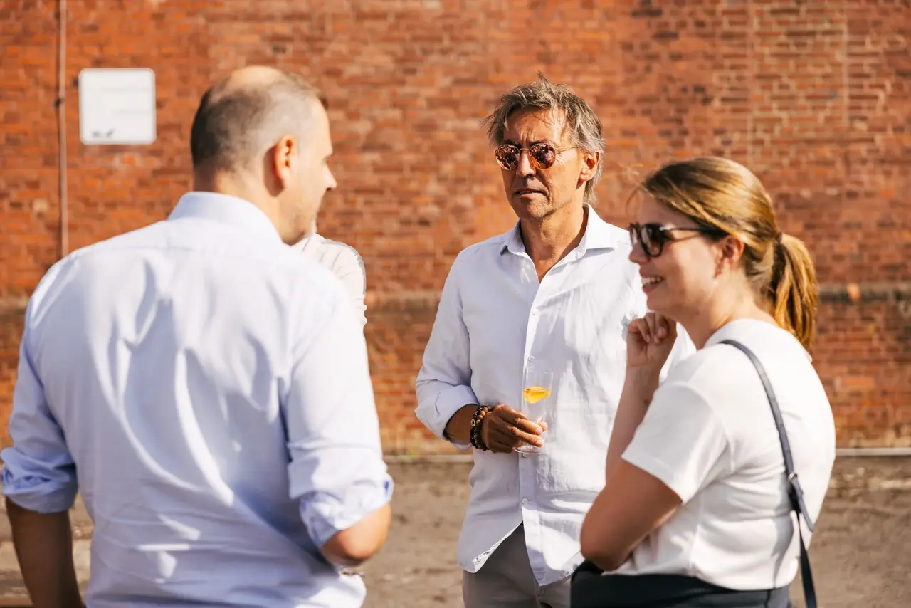 VEDA-Kolleg:innen im Gespräch beim Sommerfest 2025.