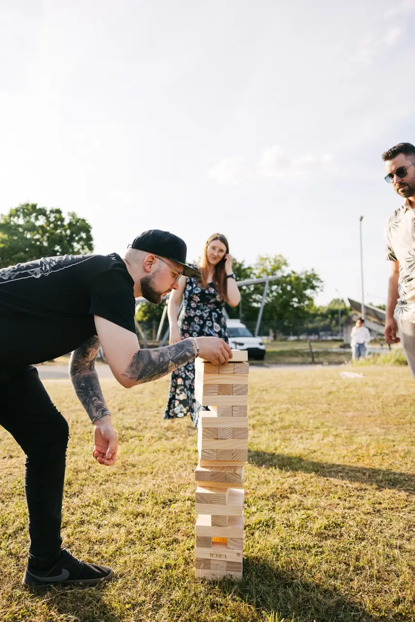 VEDA Kolleg:innen spielen Jenga 